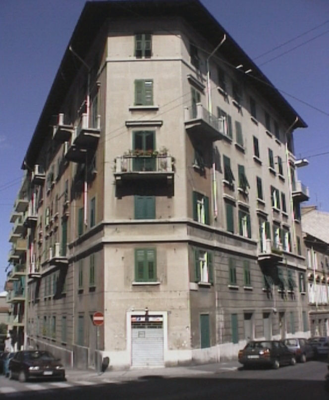 Angolo tra via Piccardi 43 e via Ananian. Le finestre danno sulla via Ananian soleggiate e silenziose fuori dal traffico